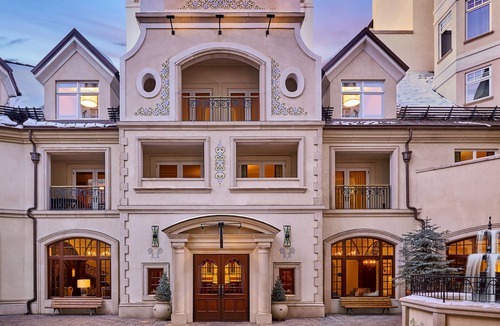 Vail Cabin | Lavish Room + Access to Rooftop Hot Tubs & Pool