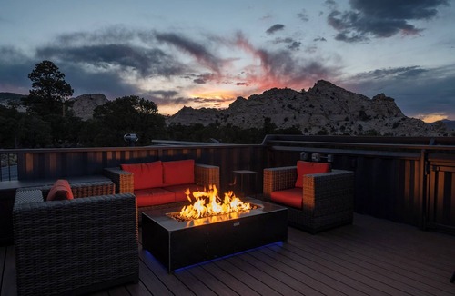 Teasdale Cabin | Lavish Shipping Container Experience by Capitol Reef National Park! 2Bed,2Bath