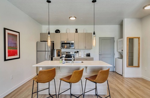 Downtown Salt Lake City House | LCF - Downtown SLC - King + Sleeper - Gym - Sleeps 4 - Garage