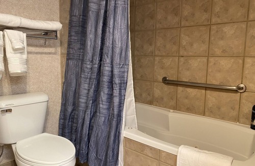 Mount Crested Butte Hotel | Lift Base Village - Grand Lodge Corner King Bedroom