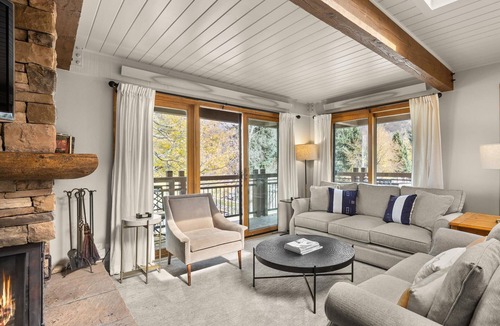Aspen Condo | Lift One - Beautiful top floor three bedroom with red mountain views