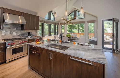 Highlands Townhomes House | Light-Filled + Stunning Views | Beacon Retreat