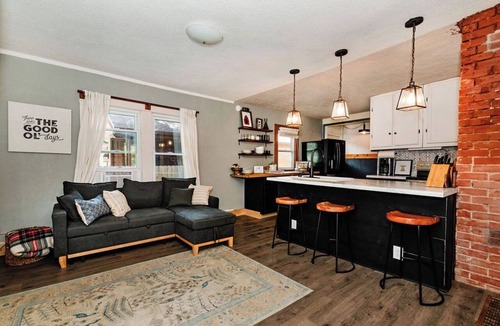 Craig Cottage | Little House on Taylor - 2 Bedroom Cottage in Walkable Downtown Location