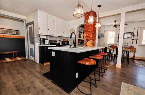 Craig Cottage | Little House on Taylor - 2 Bedroom Cottage in Walkable Downtown Location