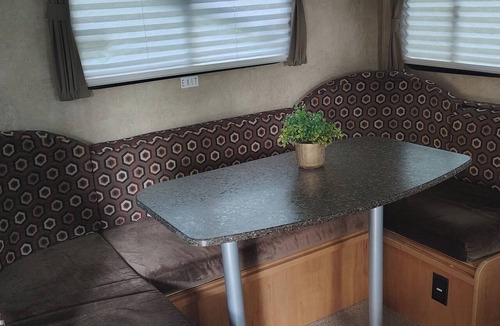 De Funiak Springs RV Rental | Little Mt. Retreat Camper with Water, Sewage, AC, and Limited Internet