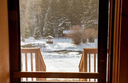 Red River Cabin | Located on the river, facing the Mountains