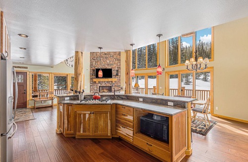 Valley of the Sun Cabin | Log Cabin on 10 Acres with Loft and Soaker Tub.
