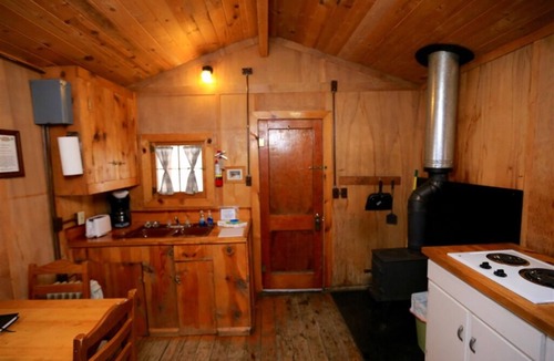 Clark Cabin | Loggers Cabin - A Cozy Rustic One Room Cabin