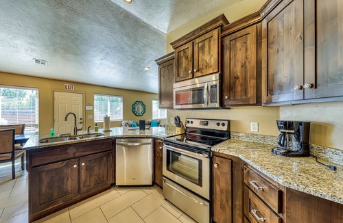 La Verkin House | Lovely Home Right on the Doorstep to Zion National Park with Washer/Dryer and Grill