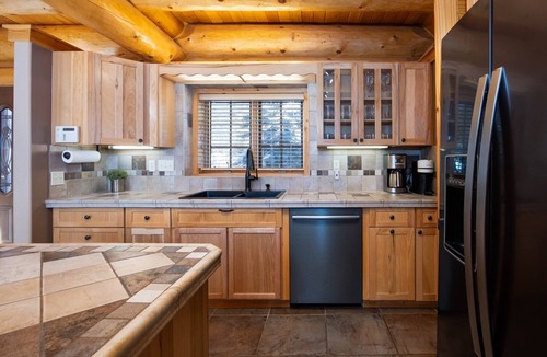 Westridge Ski Chalet | Luminary Log Chalet | Seclusion & Skiing Nearby, Private Hot Tub