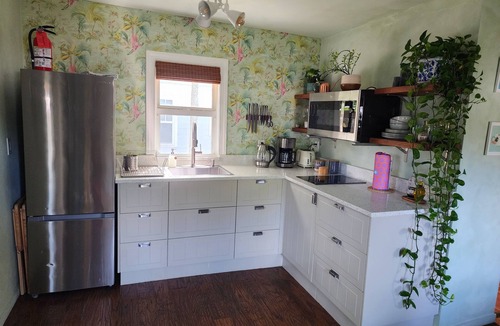 Sailboat Bend Cottage | Lush Tropical Studio in Historic Sailboat Bend, close to Downtown