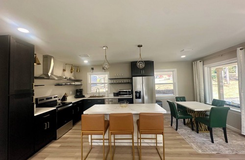 Andalusia House | Lux on Lapine Stylish 3BR Quiet Stay In Town