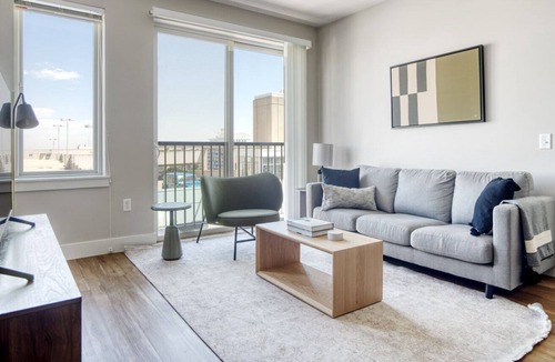 Hale Apartment | Luxe Congress Park 2BR w/ Gym & Pool, near shops & dining, by Blueground