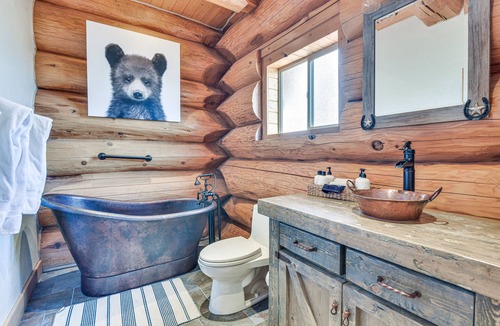 Hanna Cabin | Luxe Family Cabin w/ Deck: Walk to Duchesne River!