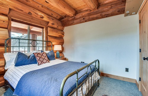 Hanna Cabin | Luxe Family Cabin w/ Deck: Walk to Duchesne River!