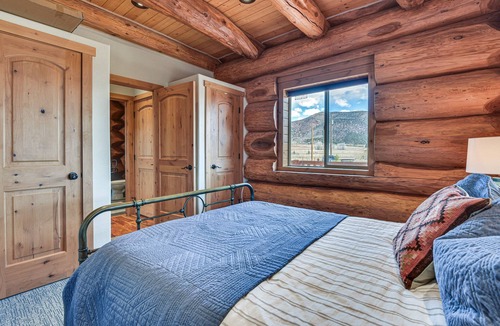 Hanna Cabin | Luxe Family Cabin w/ Deck: Walk to Duchesne River!