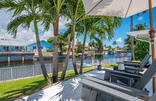 Lake Ida Shores House | LUXE Lake Oasis I Dock I Pool I Designer I Kayaks!