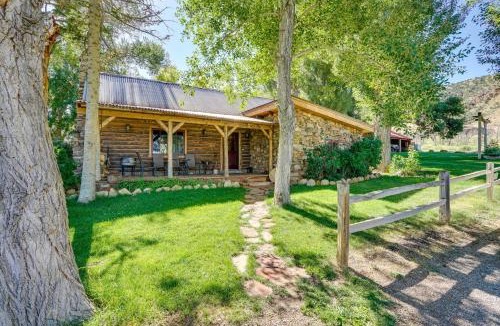 Spanish Valley House | Luxe Log Cabin ~ 15 Mi to Downtown Moab!