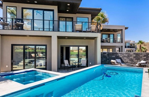 Hurricane Apartment | Luxurious Golf Haven ~ Pool & Spa ~ Stunning View
