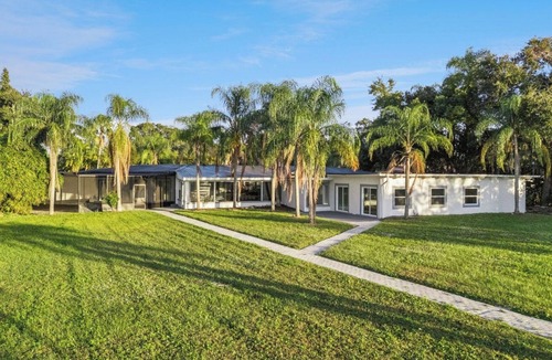 Pine Castle House | Luxurious house on the lake for 10 ppl.