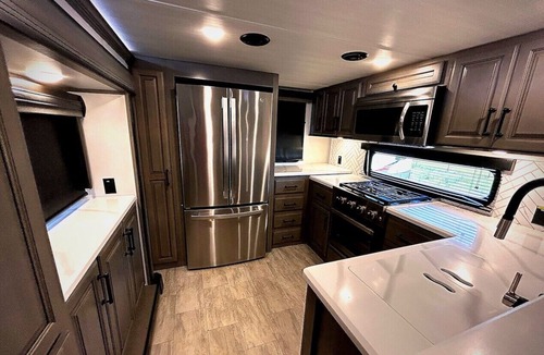 Reddick House | Luxury 5th Wheel RV - We deliver to you! Size Matters! Bigger is Better!