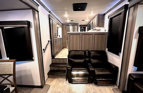 Reddick House | Luxury 5th Wheel RV - We deliver to you! Size Matters! Bigger is Better!