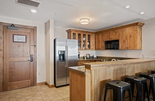 Mount Crested Butte Condo | Luxury Base Area Retreat with Sweeping Mountain Vista: Trails, Pool, Hot Tub