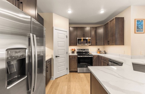 Lakeside Village Condo | Luxury Condo - Full Spa - Steps to Keystone free shuttle!