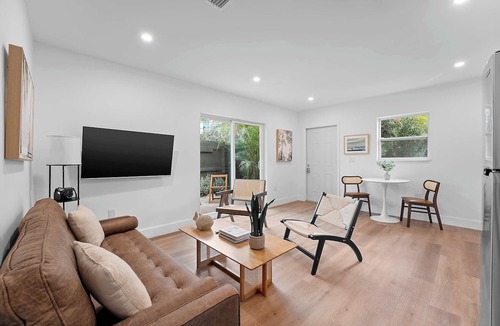 Victoria Park Apartment | Luxury Condo in Victoria Park w/Free Parking