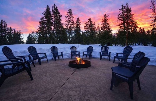 Duck Creek Village Cabin | Luxury Duck Creek Cabin: Hot Tub, Game Room,