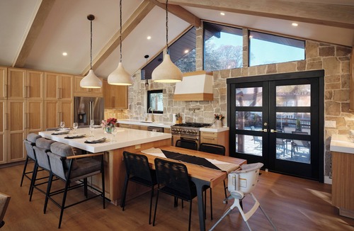 Sandy House | Luxury Family Retreat Hot Tub Kids & Pets Safe 19 mins to Alta & Snowbird