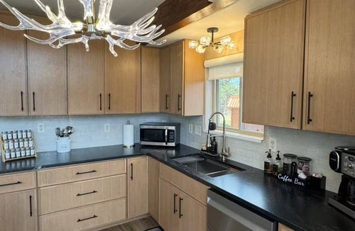 Florissant Ski Chalet | Luxury Mountain Chalet w/hot tub, Sauna and Views. Sleeps 12