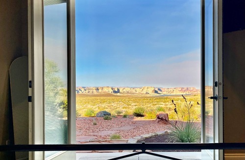 Greenehaven House | Luxury Near Lake Powell & Antelope Canyon: Hot Tub, Views & EV Charger