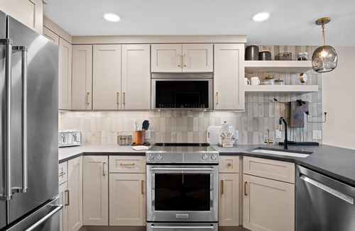 Peak 9 Condo | Luxury Pet-Friendly|Top Floor Ski Views|Hot Tubs