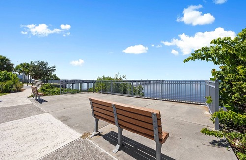 Charlotte Harbor Apartment | Luxury Place - 23017, one block away from Bayshore Park. 3/4 ml of Punta Gorda.