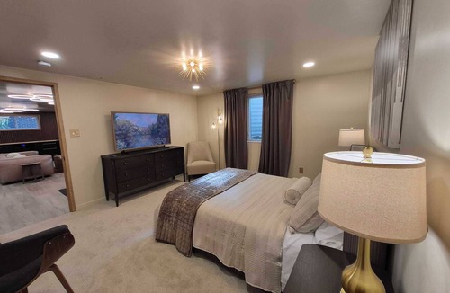 Green Mountain House | Luxury Remodel - Entertainers Dream - 5 mi to Red Rocks - 4bed/3ba