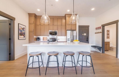 River Run Condo | Luxury Remodeled 2BR/3BA River Run Vaulted Ceilings Washer/Dryer Sleeps 8