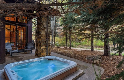 Edwards House | Luxury Retreat by Vail Butler - walk to lift!
