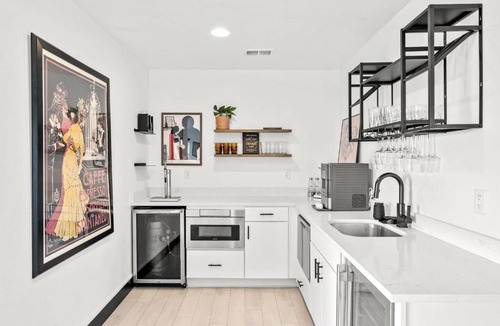 Aurora House | Luxury Retreat in Aurora CO