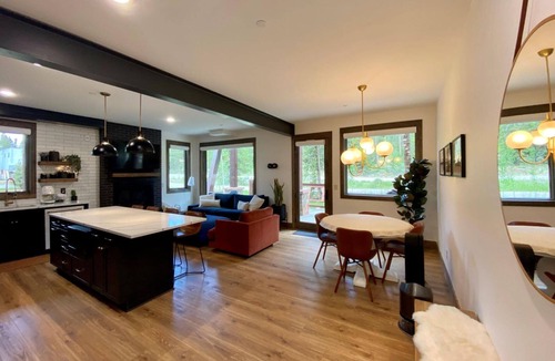 Lakeside Village Condo | Luxury Ski Getaway |Private Hot Tub |Fireplace |King Suite |Minutes to Slopes |Steps to Free Shuttle