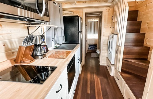 Montrose Cabin | Luxury Tiny Home/2 Queen beds, 1 twin bed/Smart TV/Hot Tub Access/Fire Pit/11 mi to Airport
