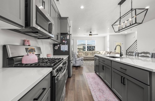 American Fork House | Luxury Townhome! Mountain Views! Family Amenities! Seasonal Pool & Pickleball!