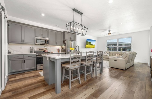 American Fork House | Luxury Townhome! Mountain Views! Family Amenities! Seasonal Pool & Pickleball!