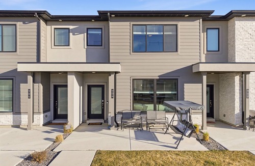 American Fork House | Luxury Townhome! Mountain Views! Family Amenities! Seasonal Pool & Pickleball!