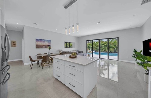 Golden Glades Villa | Luxury Villa Amara Heated Pool Gym Sauna BBQ