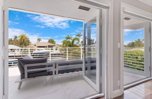 Pompano Isles House | "Luxury waterfront mansion with large pool" Near clear water & sandy beaches !