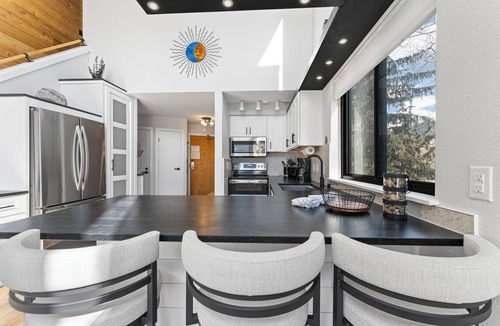 Lakeside Village Condo | M1430-1