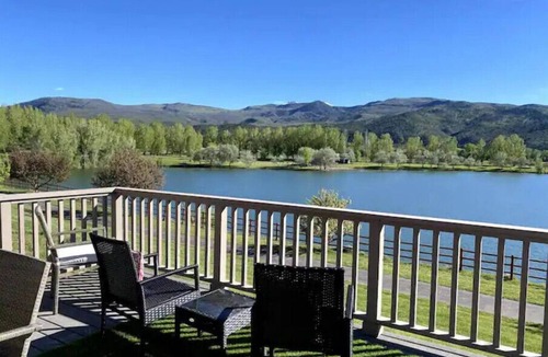 El Jebel House | Magical Blue Lake Home - 4400 SF Pet Friendly