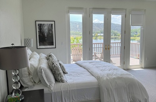 El Jebel House | Magical Blue Lake Home - 4400 SF Pet Friendly