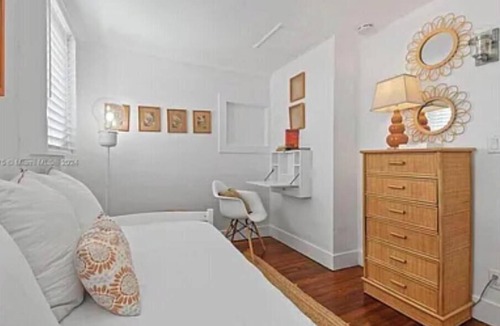 Parrot Cove Bed & Breakfast | Magnificent 'Windsor House!' 1934 Tudor style historic cottage